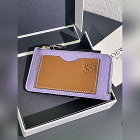 Маленький кожаный чехол с застежкой-молнией, изготовленный из мяг