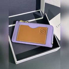 Маленький кожаный чехол с застежкой-молнией, изготовленный из мяг