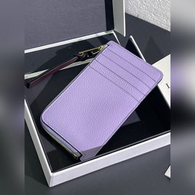 Маленький кожаный чехол с застежкой-молнией, изготовленный из мяг