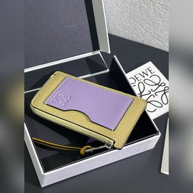 Маленький кожаный чехол с застежкой-молнией, изготовленный из мяг