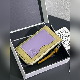 Маленький кожаный чехол с застежкой-молнией, изготовленный из мяг