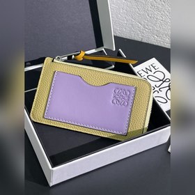 Маленький кожаный чехол с застежкой-молнией, изготовленный из мяг