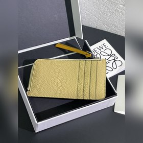 Маленький кожаный чехол с застежкой-молнией, изготовленный из мяг