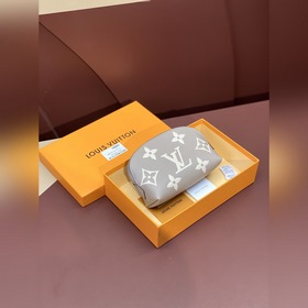 M45951 Серый Эта компактная косметичка изготовлена из ткани Monog