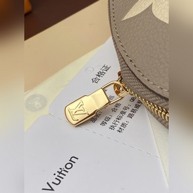 M45951 Серый Эта компактная косметичка изготовлена из ткани Monog
