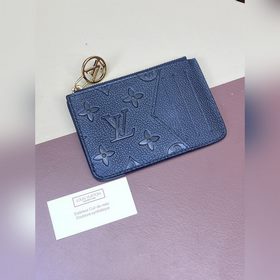 M81880 с тиснением. Картодержатель Romy сочетает в себе функциона