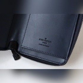 M82322 «Ziy Wallet Vertical» из мягкой телячьей кожи с тисненым м