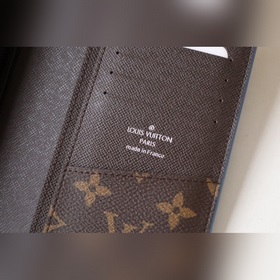 Этот костюм M82790 Сшитый из полотна Monogram и отделанный фирмен