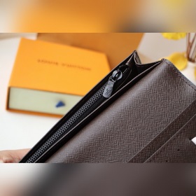 Этот костюм M82790 Сшитый из полотна Monogram и отделанный фирмен
