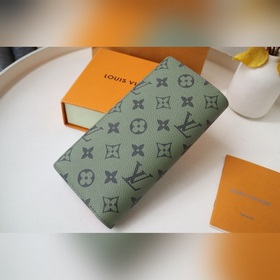 Этот костюм M82790180 Сшитый из полотна Monogram и отделанный фир