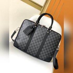 N40485 Voyage — это увеличенная версия классической портфельной с