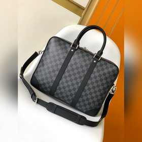 N40485 Voyage — это увеличенная версия классической портфельной с