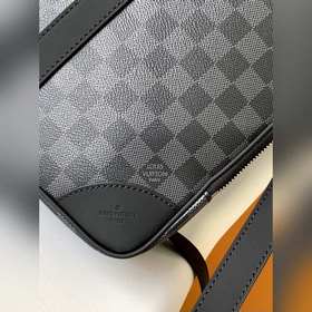N40485 Voyage — это увеличенная версия классической портфельной с