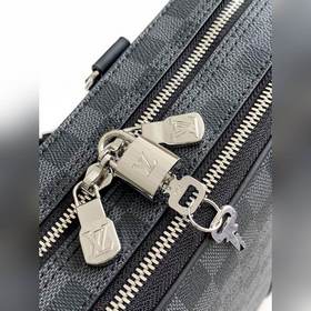N40485 Voyage — это увеличенная версия классической портфельной с