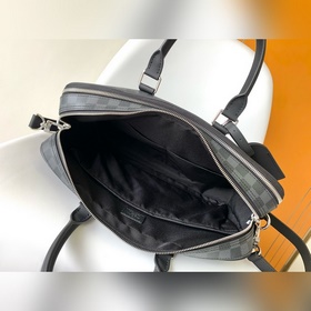 N40485 Voyage — это увеличенная версия классической портфельной с