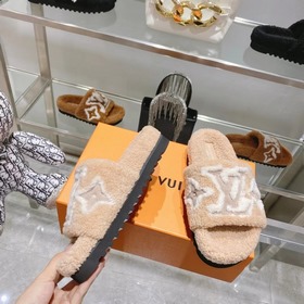 Новая модель меховых тапочек LV на осень-зиму 2024 года, тапочки