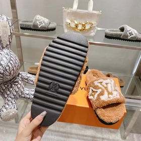Новая модель меховых тапочек LV на осень-зиму 2024 года, тапочки 