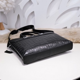 Montblanc - новейшая модель мужской портфеля из кожи с крокодилов