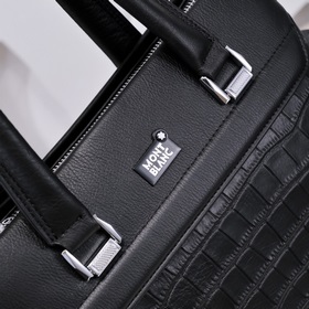 Montblanc - новейшая модель мужской сумки через плечо вертикально