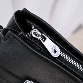 Montblanc - новейшая модель мужской сумки через плечо вертикально