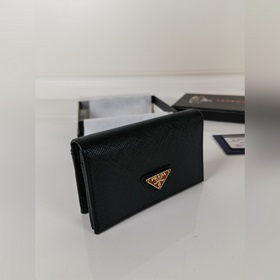 Классический карточный чехол Prada, модель 1MC122, изготовлен из 