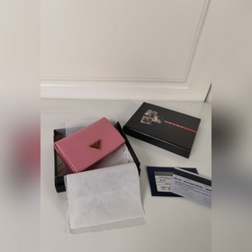 Классический карточный чехол Prada, модель 1MC122, изготовлен из
