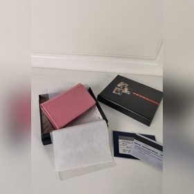 Классический карточный чехол Prada, модель 1MC122, изготовлен из 