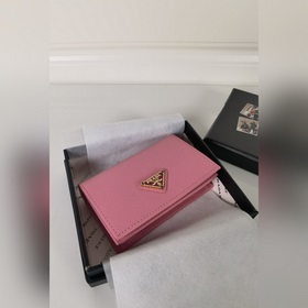 Классический карточный чехол Prada, модель 1MC122, изготовлен из 