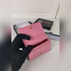 Классический карточный чехол Prada, модель 1MC122, изготовлен из 