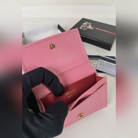 Классический карточный чехол Prada, модель 1MC122, изготовлен из 