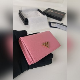 Классический карточный чехол Prada, модель 1MC122, изготовлен из 