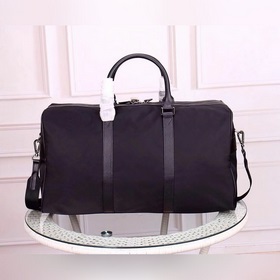 PRADA - официальный сайт сумок для путешествий PRADA. Используетс