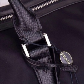 PRADA - официальный сайт сумок для путешествий PRADA. Используетс