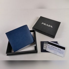 Короткий мужской кошелек Prada (черный с большим тиснением), моде