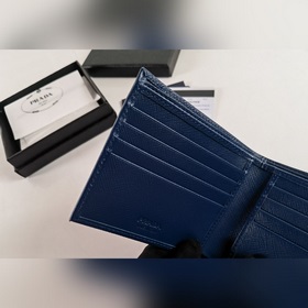 Короткий мужской кошелек Prada (черный с большим тиснением), моде