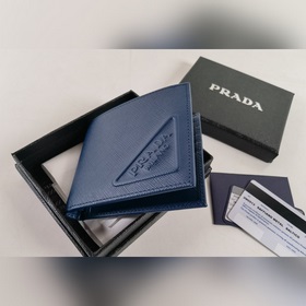 Короткий мужской кошелек Prada (черный с большим тиснением), моде