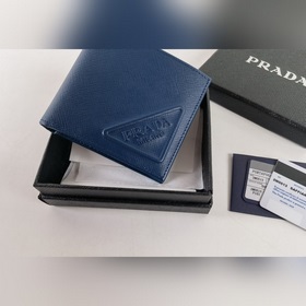 Короткий мужской кошелек Prada (черный с большим тиснением), моде