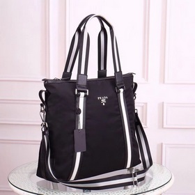 PRADA - официальный сайт Prada. Используется оригинальная импортн