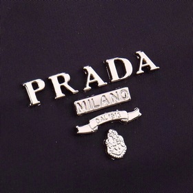 PRADA - официальный сайт Prada. Используется оригинальная импортн