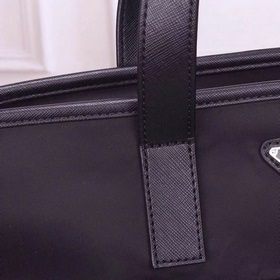 PRADA - официальный сайт Prada. Оригинальная водонепроницаемая тк