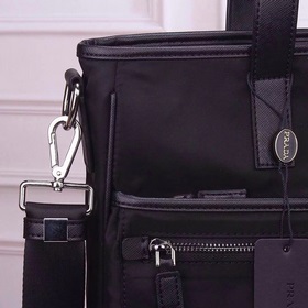 PRADA - официальный сайт Prada. Оригинальная водонепроницаемая тк