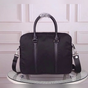 PRADA - официальный сайт Prada. Используется оригинальная импортн