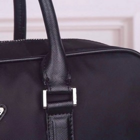 PRADA - официальный сайт Prada. Используется оригинальная импортн