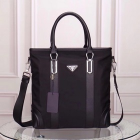 PRADA - официальный сайт Prada. Используется оригинальная импортн