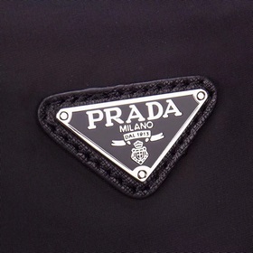 PRADA - официальный сайт Prada. Используется оригинальная импортн