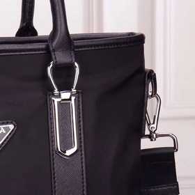 PRADA - официальный сайт Prada. Используется оригинальная импортн