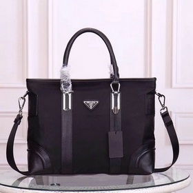 PRADA - официальный сайт Prada. Используется оригинальная импортн