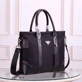 PRADA - официальный сайт Prada. Используется оригинальная импортн