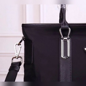 PRADA - официальный сайт Prada. Используется оригинальная импортн