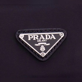 PRADA - официальный сайт Prada. Используется оригинальная импортн